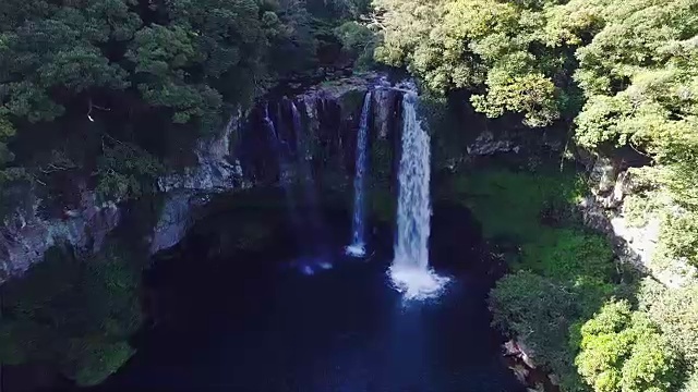 济州岛暖温带森林天池渊瀑布鸟瞰图(韩国自然保护区379)视频素材