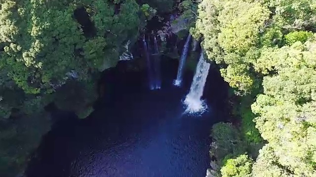 济州岛暖温带森林天池渊瀑布鸟瞰图(韩国自然保护区379)视频素材