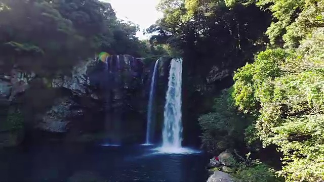 济州岛暖温带森林天池渊瀑布鸟瞰图(韩国自然保护区379)视频素材