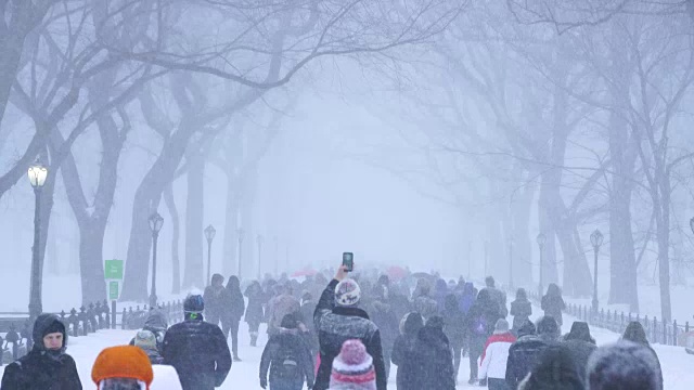 傍晚，在严重的冬季暴风雪乔纳斯期间，人们在中央公园购物中心散步。视频素材