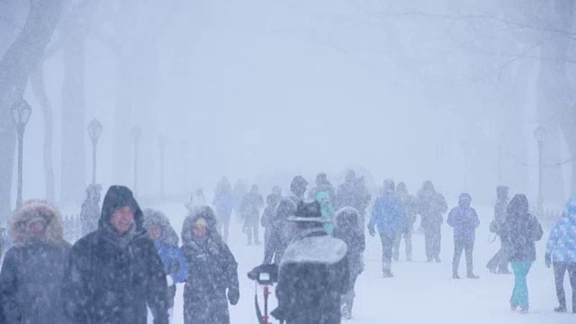 傍晚，在严重的冬季暴风雪乔纳斯期间，人们在中央公园购物中心散步。视频素材