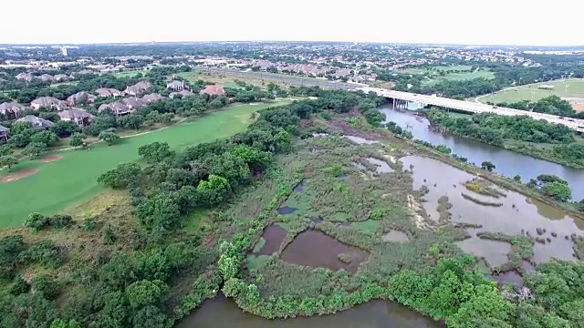 灌木溪在德克萨斯州附近的岩石暴雨后被淹没，拍摄4K视频素材