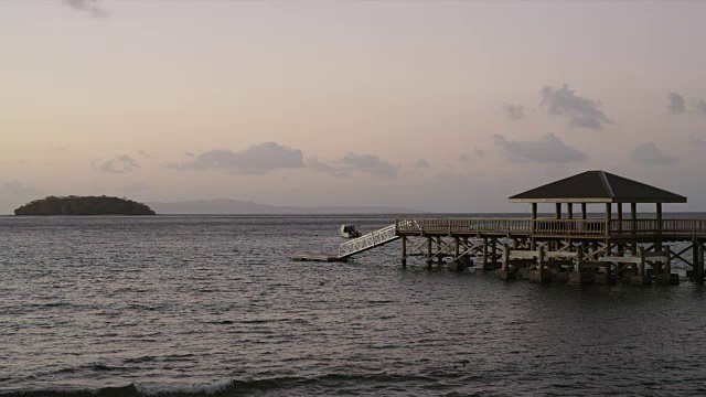 海浪在木码头和甲板下移动视频素材