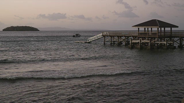 海浪在木码头和甲板下移动视频素材