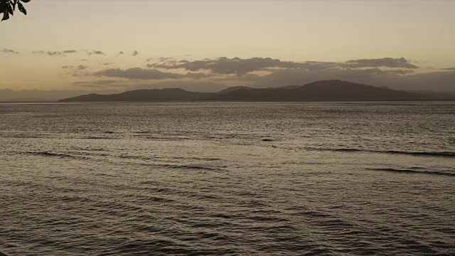 日落时，平静的海面上波涛汹涌视频素材