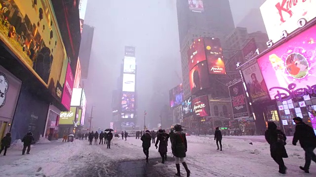 在严重的冬季暴风雪乔纳斯期间，相机捕捉到了时代广场上的人物和霓虹灯广告牌。视频素材