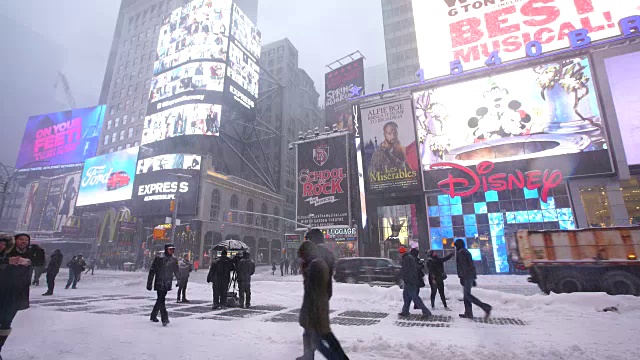 在严重的冬季暴风雪乔纳斯期间，相机捕捉到了时代广场上的人物和霓虹灯广告牌。视频素材