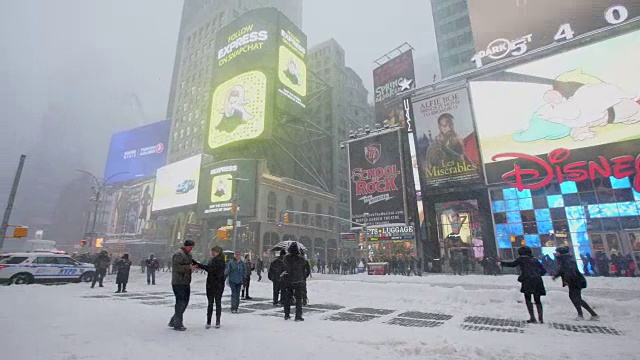 在严重的冬季暴风雪乔纳斯期间，相机捕捉到了时代广场上的人物和霓虹灯广告牌。视频素材