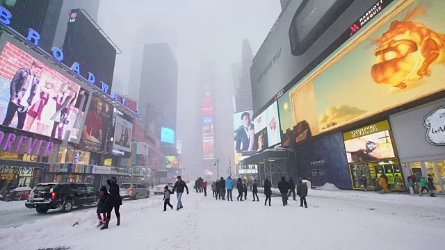 在严重的冬季暴风雪乔纳斯期间，相机捕捉到了时代广场上的人物和霓虹灯广告牌。视频素材