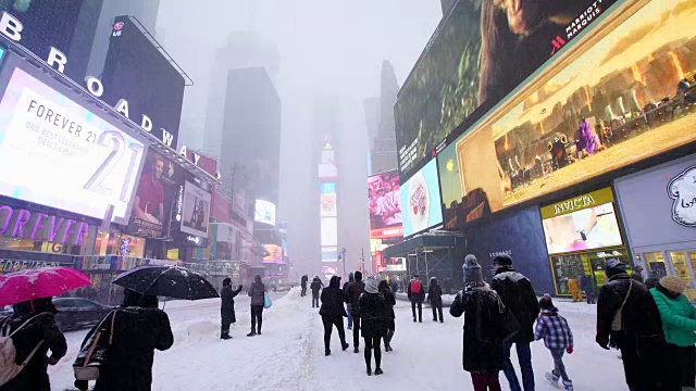 在严重的冬季暴风雪乔纳斯期间，相机捕捉到了时代广场上的人物和霓虹灯广告牌。视频素材