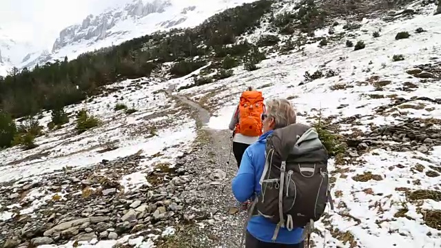 一对夫妇在欧洲阿尔卑斯山徒步旅行的第一人称视角视频素材