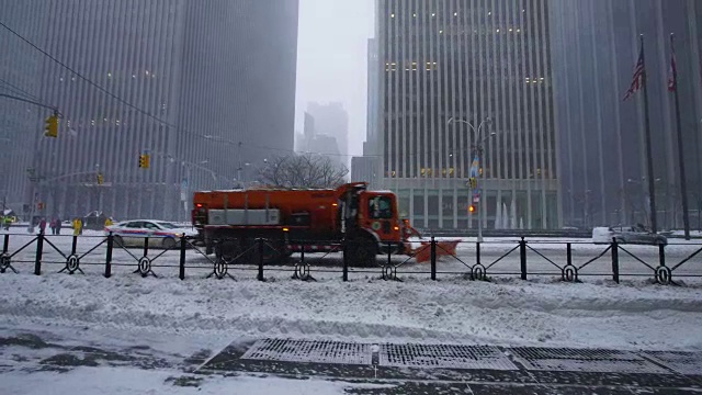 镜头捕捉到了冬季严重暴风雪乔纳斯期间第六大道的交通和摩天大楼。视频素材