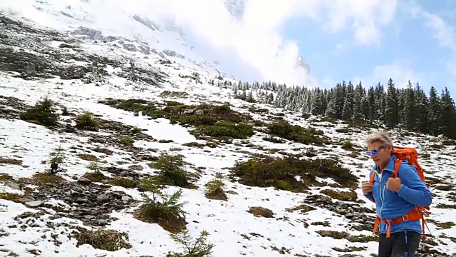 在欧洲阿尔卑斯山徒步旅行的一个人的第一人称视角视频素材