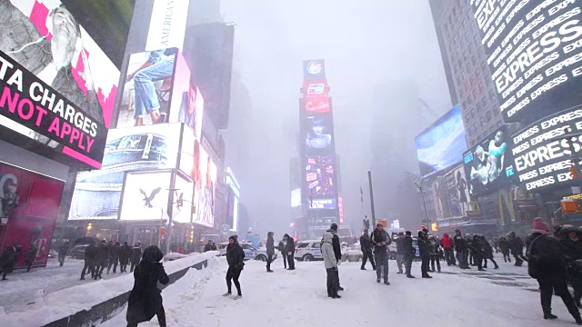 在严重的冬季暴风雪乔纳斯期间，相机捕捉到了时代广场上的人物和霓虹灯广告牌。视频素材