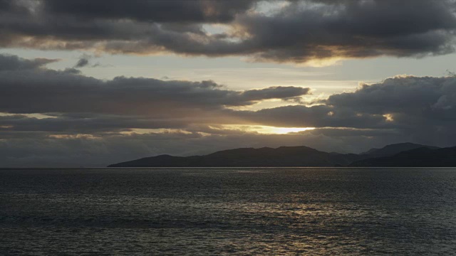 夕阳映照在平静的海面上，海浪荡起涟漪视频素材