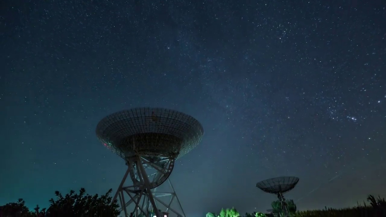 延时-卫星天线在夜晚到达星星(WS LA Panning)视频素材