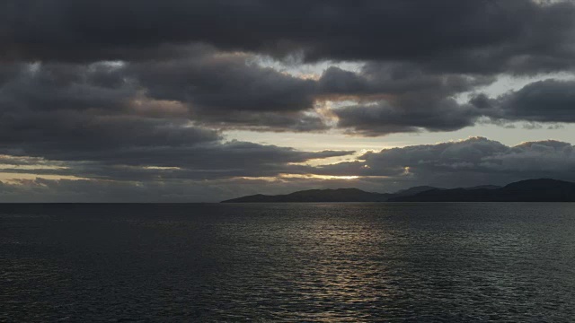 夕阳映照在平静的海面上，海浪荡起涟漪视频素材