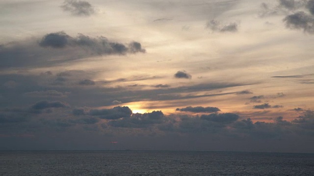 太阳在天空中穿过云，越过海洋视频素材