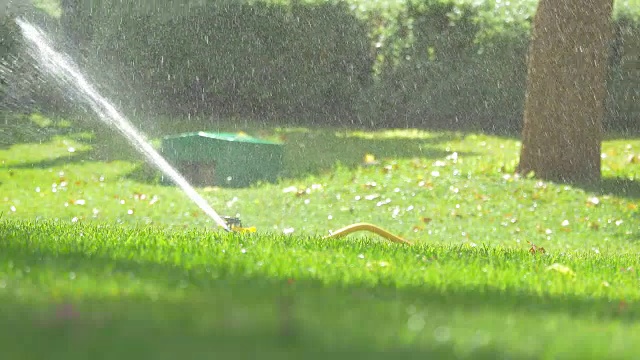 洒水器的视频，4k视频素材