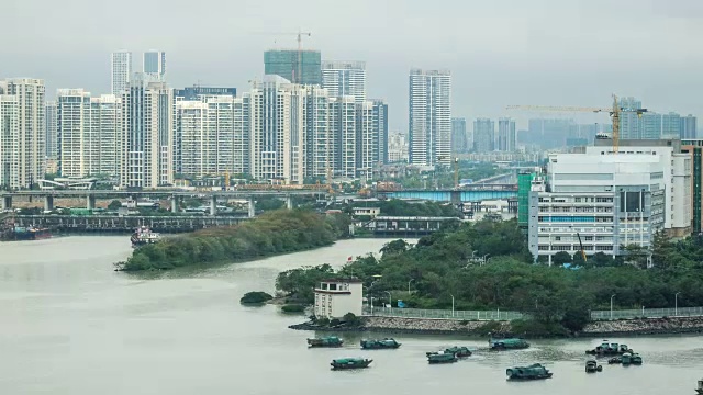 日光灯起重机在建筑工地工作视频素材