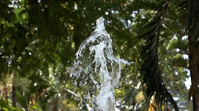 慢镜头，喷泉溅起水花视频素材