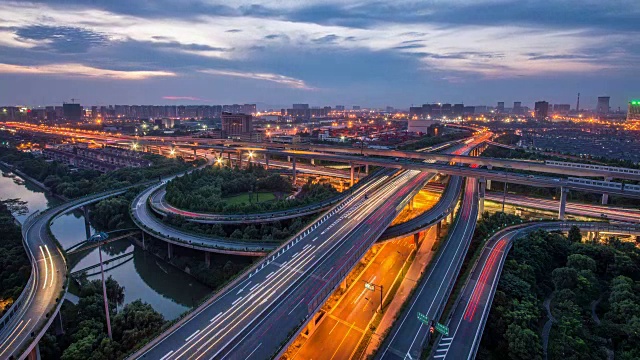 中国杭州，白天高架路口的TL天际线和繁忙的交通视频素材