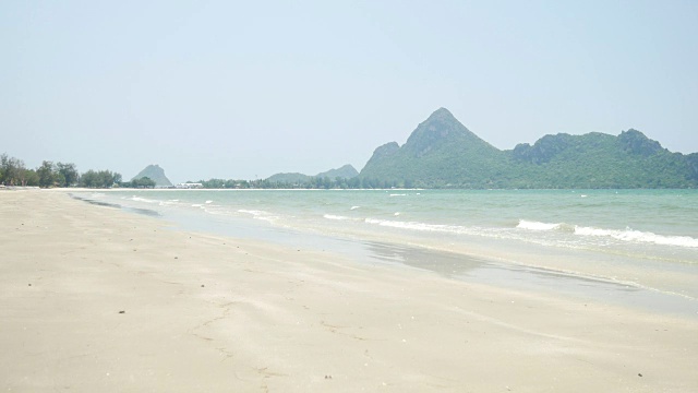 泰国普拉恰克希里汗的海景，海浪拍打着沙滩。视频素材