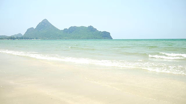 泰国普拉恰克希里汗的海景，海浪拍打着沙滩。视频素材