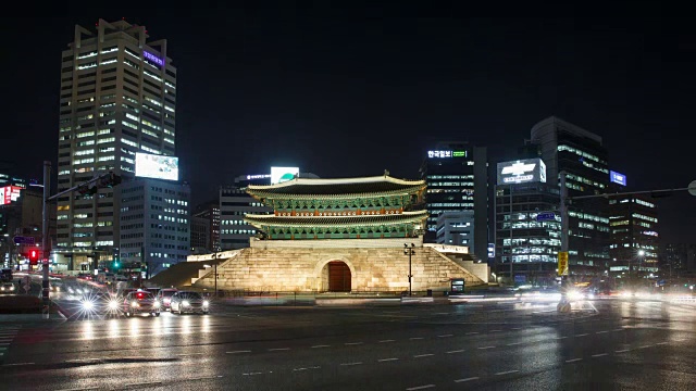 夜景的太阳门(也称为南大门，韩国的第一个国宝)区域有摩天大楼和交通视频素材