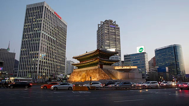 夜景的太阳门(也称为南大门，韩国的第一个国宝)区域有摩天大楼和交通视频素材