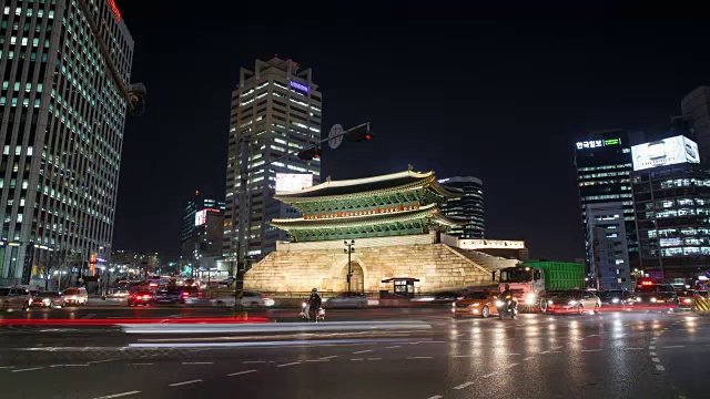 夜景的太阳门(也称为南大门，韩国的第一个国宝)区域有摩天大楼和交通视频素材