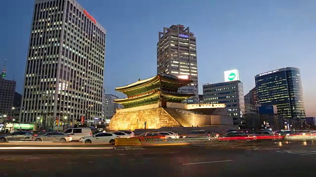 夜景的太阳门(也称为南大门，韩国的第一个国宝)区域有摩天大楼和交通视频素材