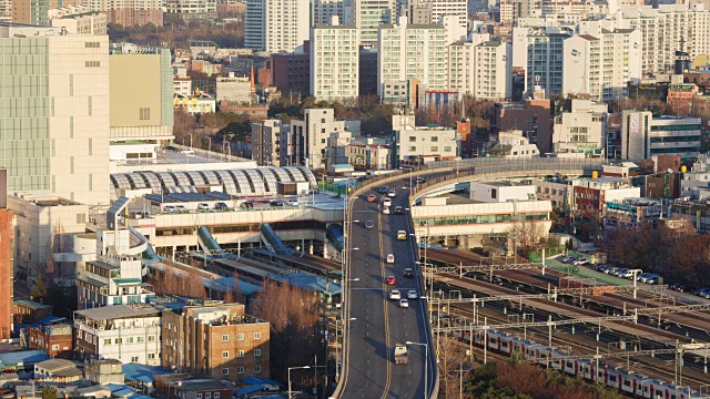 永登浦车站区域高架道路上的交通情况视频素材