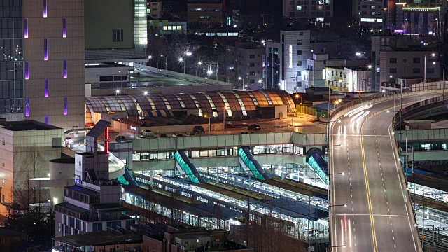 永登浦车站区域高架路上车辆行驶的夜景视频素材