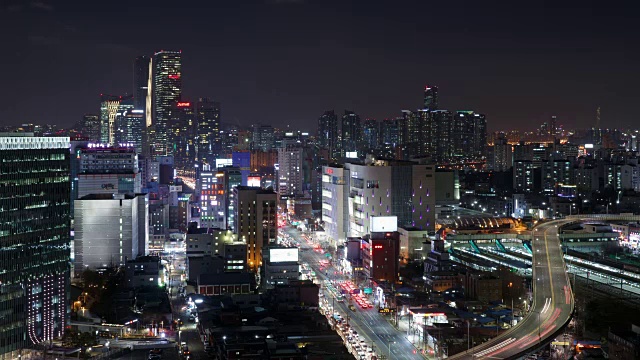 永登浦车站的城市景观，夜间有摩天大楼视频素材