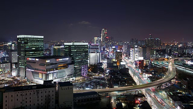 永登浦车站的城市景观，夜间有摩天大楼视频素材