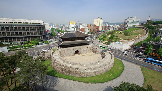 观景的兴津集门(也叫东大门)背后的城市景观视频素材