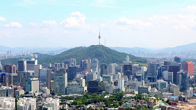 钟诺谷地区的城市景观和北汉城塔(旅游景点)从Inwangsan山视频素材