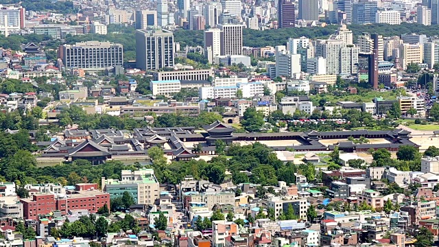 钟no -gu地区的城市景观和京福宫从Inwangsan山视频素材