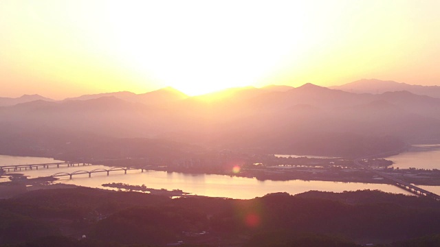 太阳在杜穆梅奥里(布汗河和南汗河的交汇处)和阳sudaegyo桥附近的山上升起视频素材