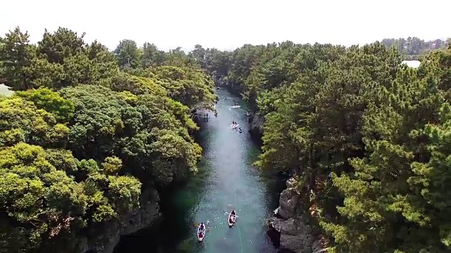 在Soesokkak河(风景区)欣赏水上运动的人们视频素材