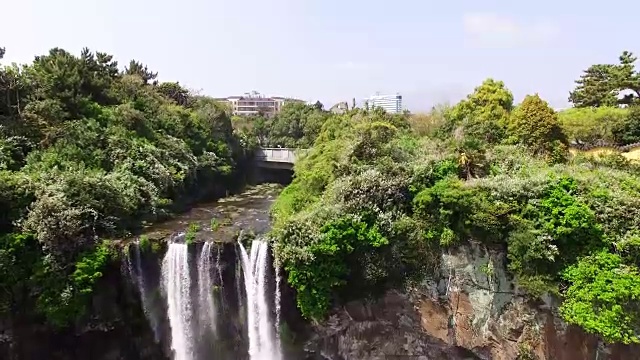 正邦瀑布鸟瞰图(瀑布直接流入大海)视频素材