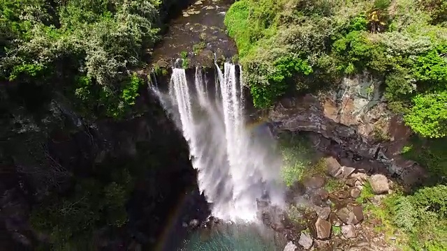 正邦瀑布鸟瞰图(瀑布直接流入大海)视频素材