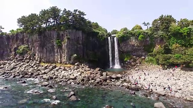 正邦瀑布鸟瞰图(瀑布直接流入大海)视频素材