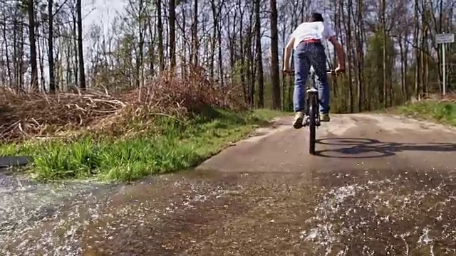 SLO MO Wheelie通过水坑视频素材