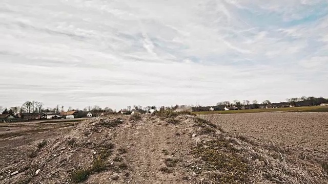 SLO MO越野摩托车跳过泥土坡道视频素材