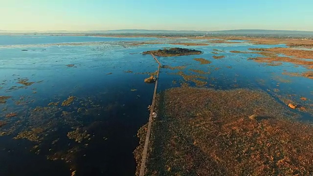 美丽的湖泊鸟瞰图视频素材