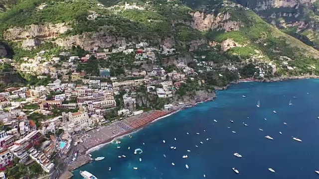 波西塔诺与大海的城市景观视频素材