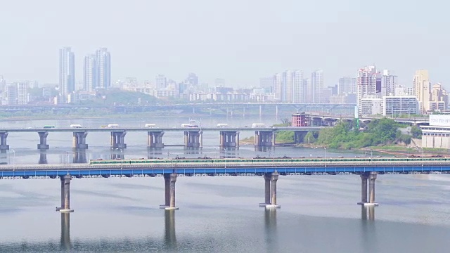 松巴古地区的城市景观和Jamsilcheolgyo铁路桥视频素材