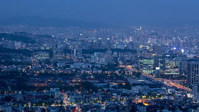 钟诺宫和景福宫在黄昏时分的城市景观视频素材